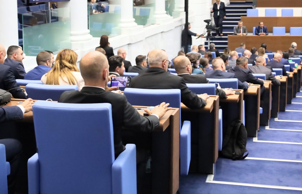 Парламент нов гласуване на вот на недоверие