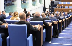 Парламент нов гласуване на вот на недоверие