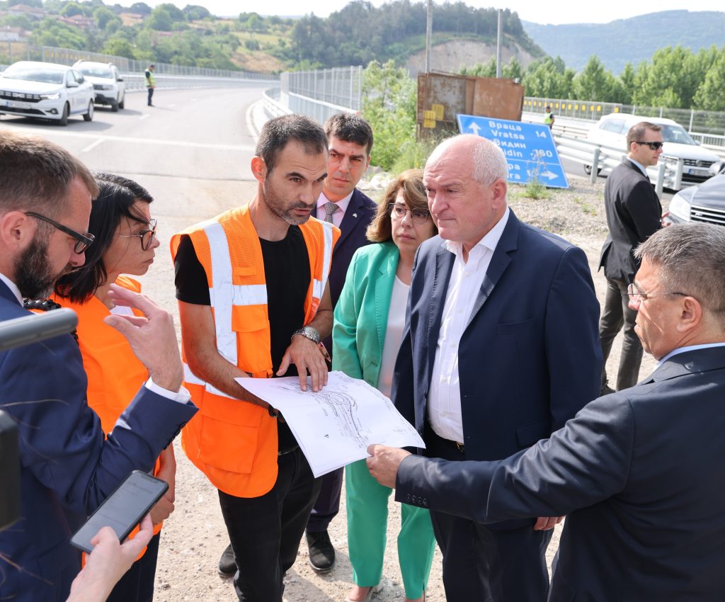 До края на годината ще бъде пуснат пътя в едната лента по отсечката Ботевград-Мездра 2 До края на годината ще бъде пуснат пътя в едната лента по отсечката Ботевград-Мездра