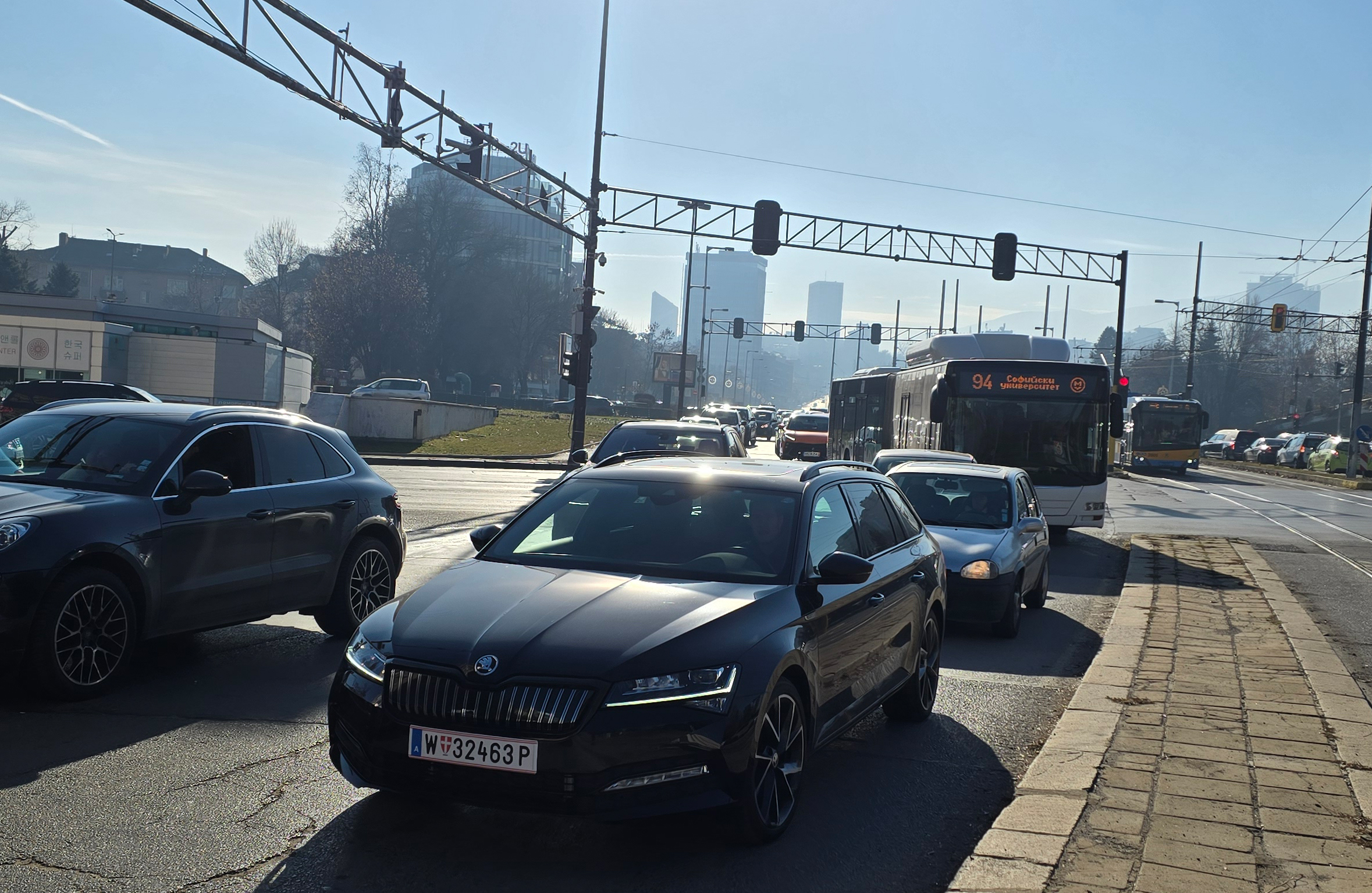 Задръствания заради "спасяването" ни от дървета по улица "Любен Каравелов" в София 1 20241219 112803