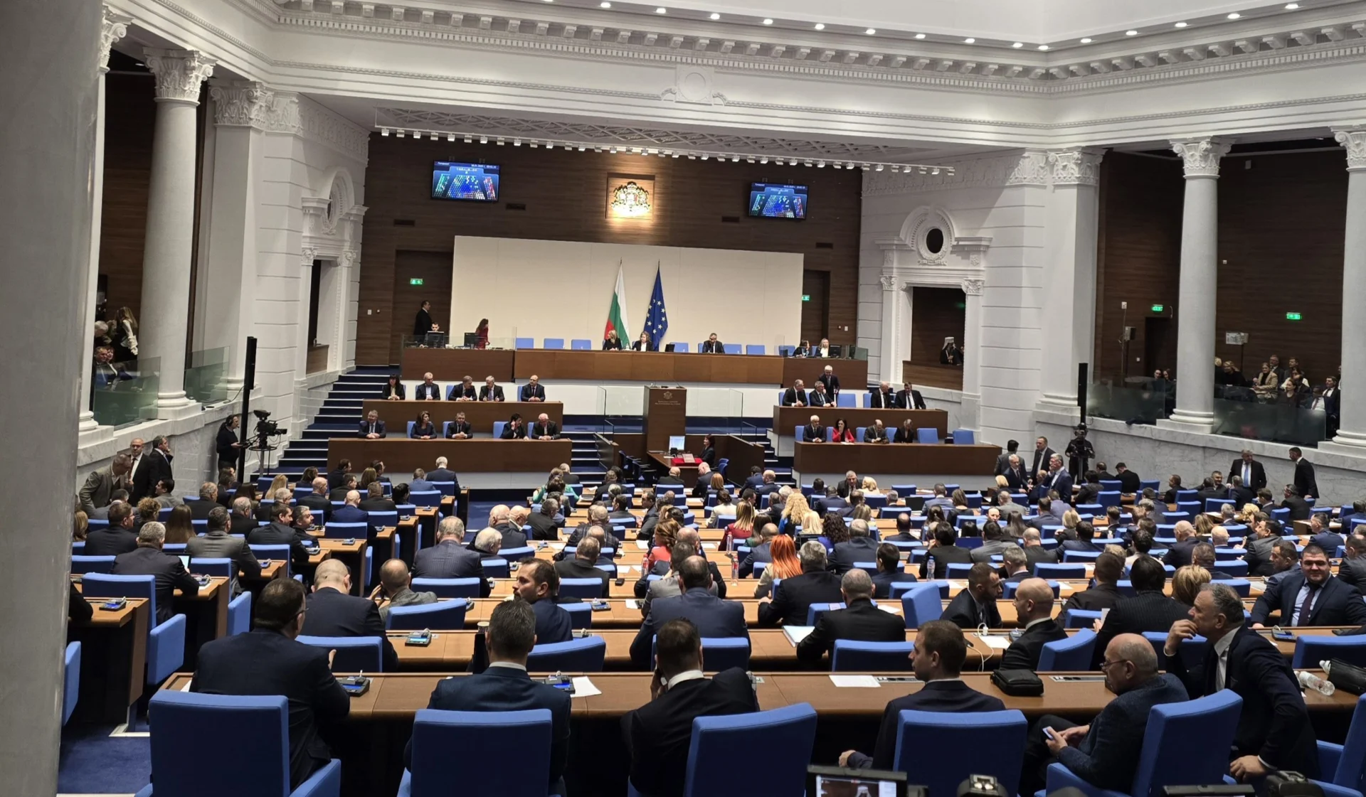 Парламентът отхвърли ветото на президента и окончателно прие закона за контрол върху сделките на „Лукойл“