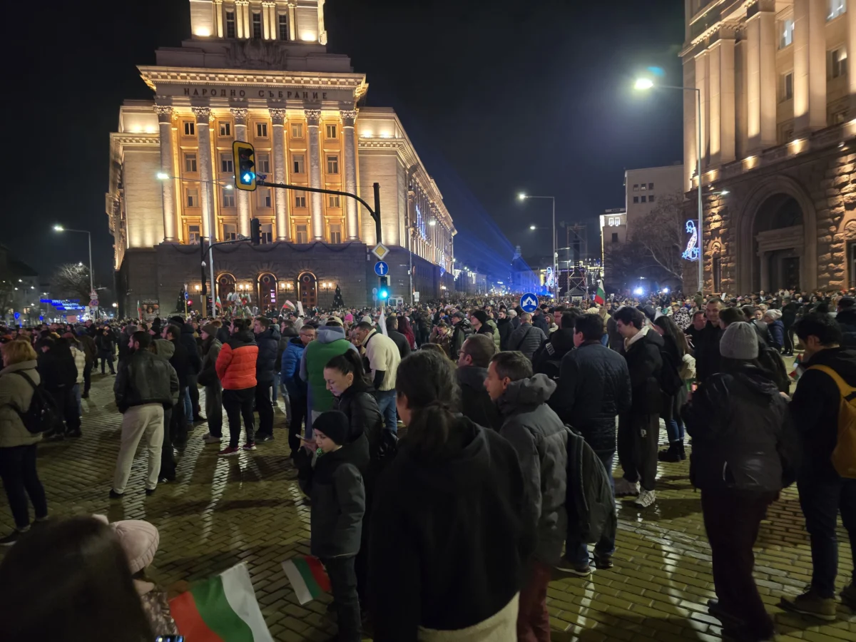  Протест против държавното управление в София: хиляди излязоха с претенции за оставка 