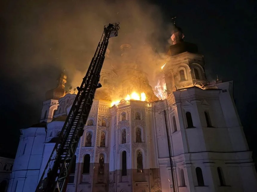 Руски удари подпалиха катедрала от световното наследство на ЮНЕСКО в Киев