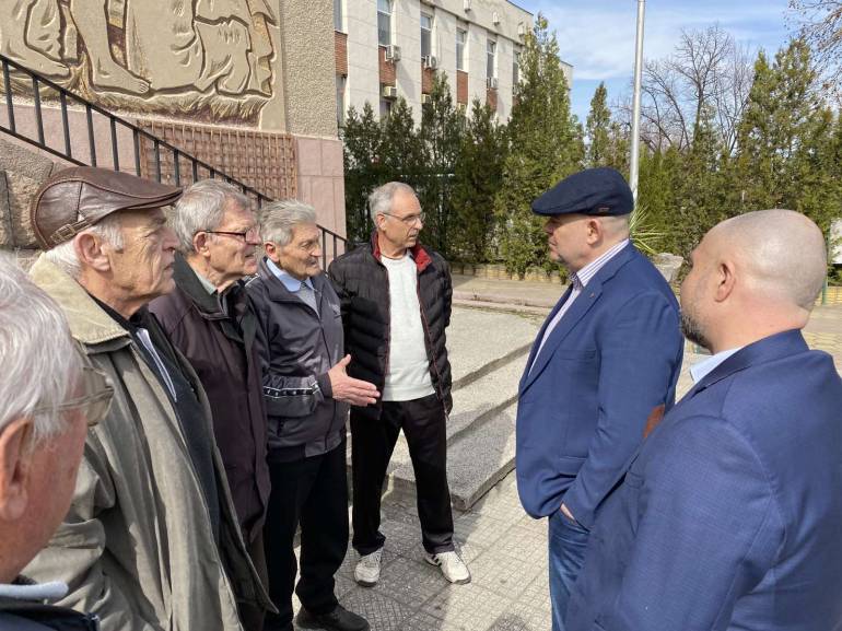 Гешев сред народа