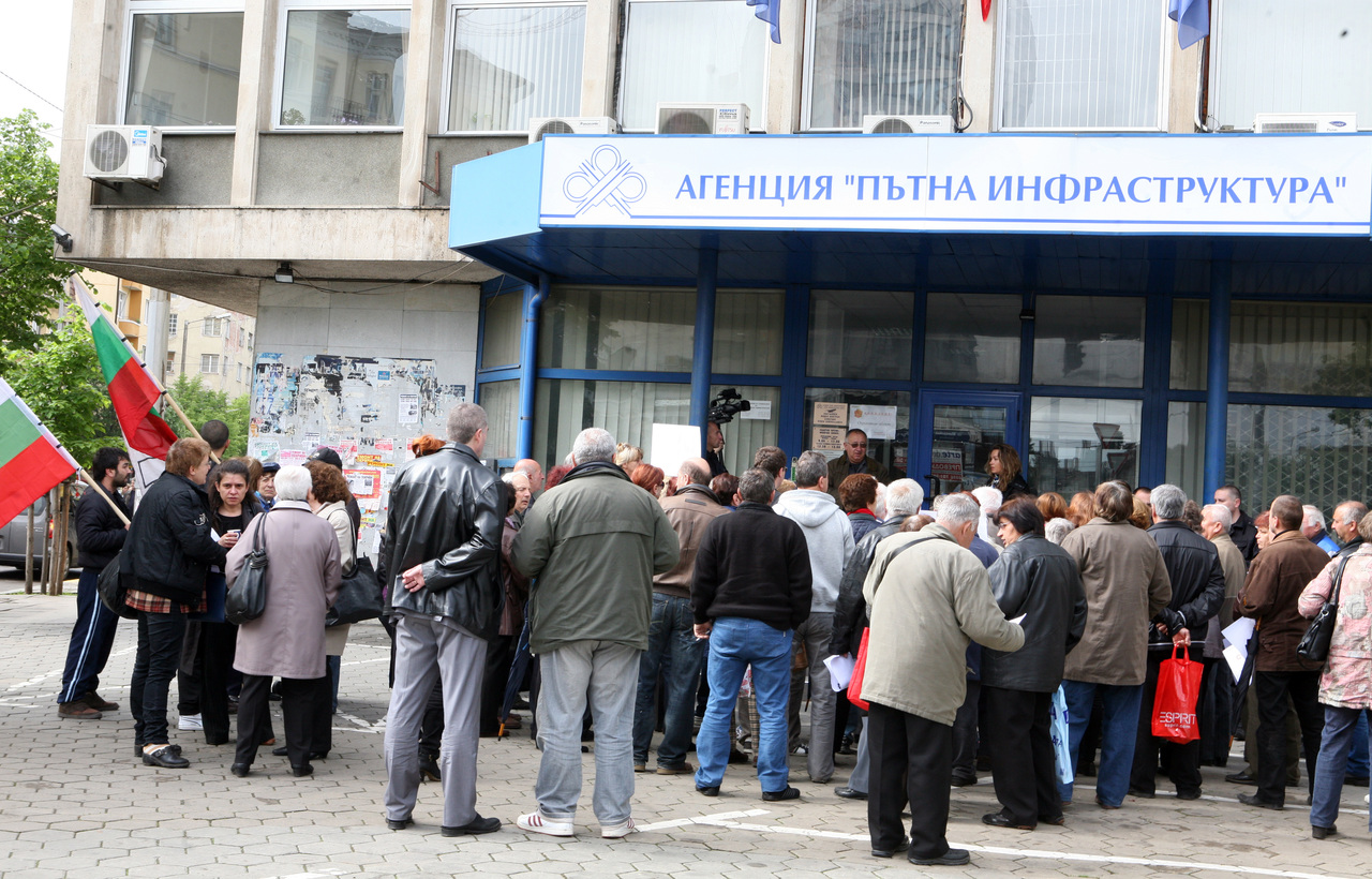 Около 30-40 души участваха в протест пред сградата на Агенция "Пътна инфраструктура". АПИДемонстрацията е срещу отчуждаването на безценица на земи