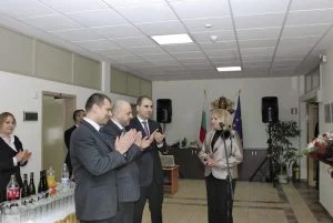 Шефката на АФКОС Соня Клисарска получава аплаузи за готовността си да разследва измамите с европари.