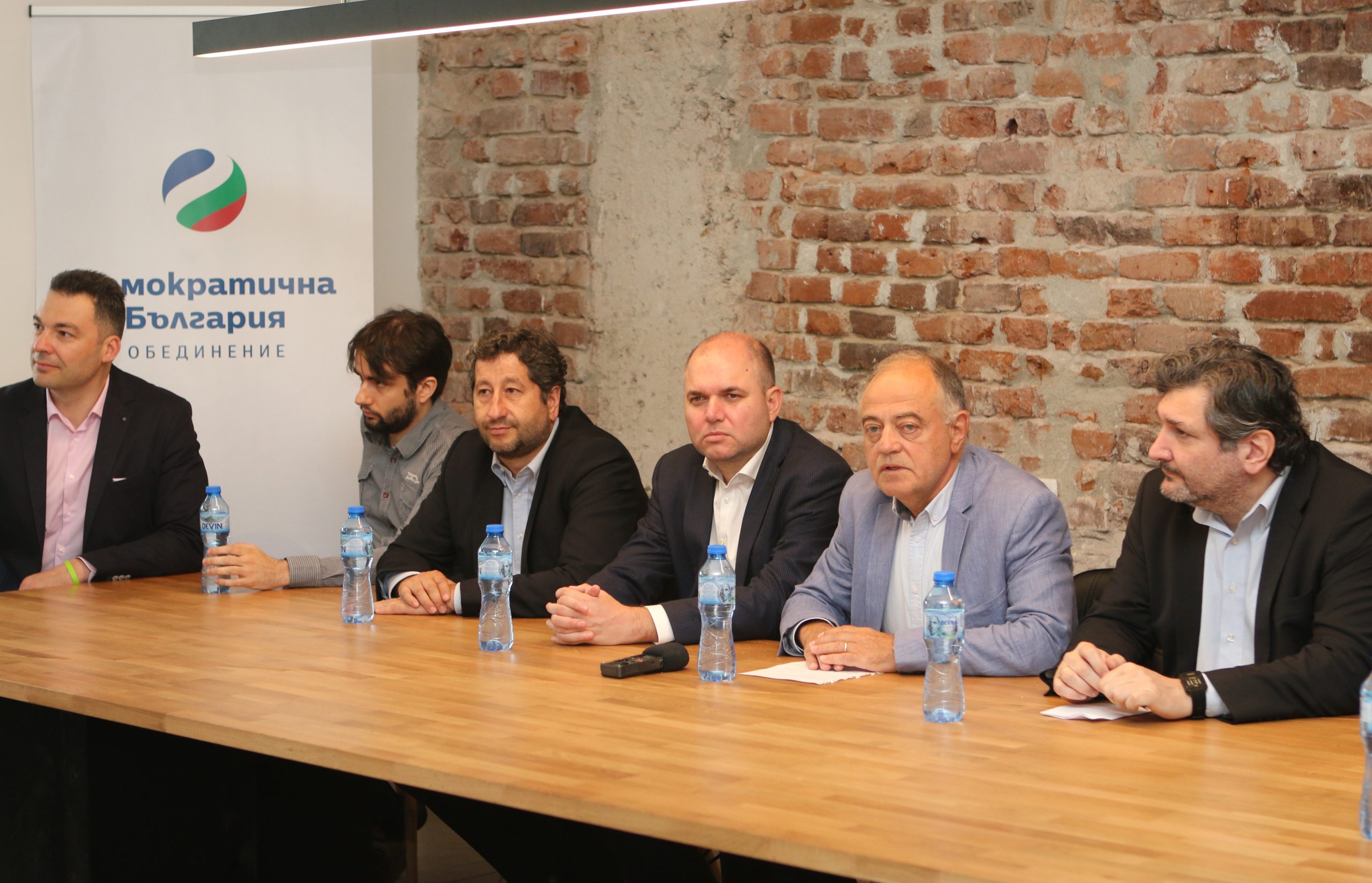 Представяне на икономическия екип на Демократична България Владислав Панев АтанасАтанасов