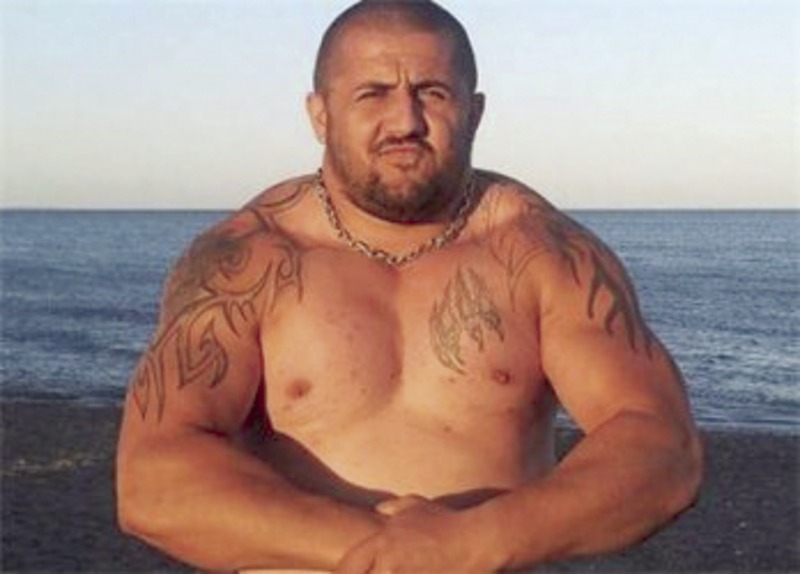 Един от задържаните лихвари демонстрира финансовата си мощ.