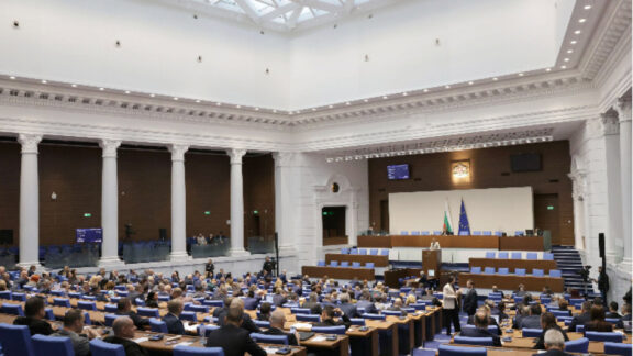 След напрегнат дебат парламентът прие броят на изборните секции извън ЕС да се ограничи до 20