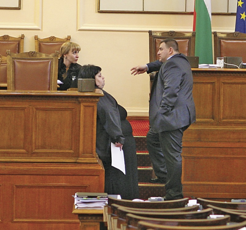 Депутатите от ГЕРБ Искра Фидосова и Емил Радев коментират с министъра на правосъдието Диана Ковачева зачестилите съдебни решения за обезсилване на обезпеченията на кредиторите на фалирали компании.