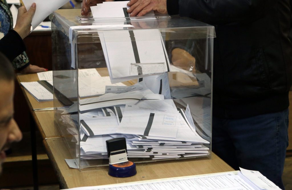 Местни избори 2015 гласуване бюлетини гласоподаватели