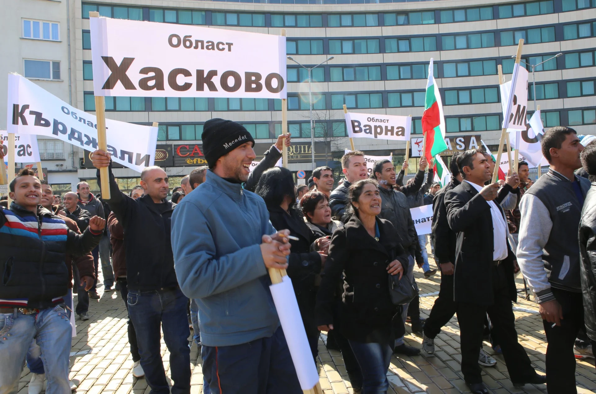 пред сградата на Народното събрание износителите на дървесина и дърводобивните дружества провеждат мирен протест срещу Решението за забрана износа на дървесина в срок от три месеца