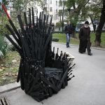 трон