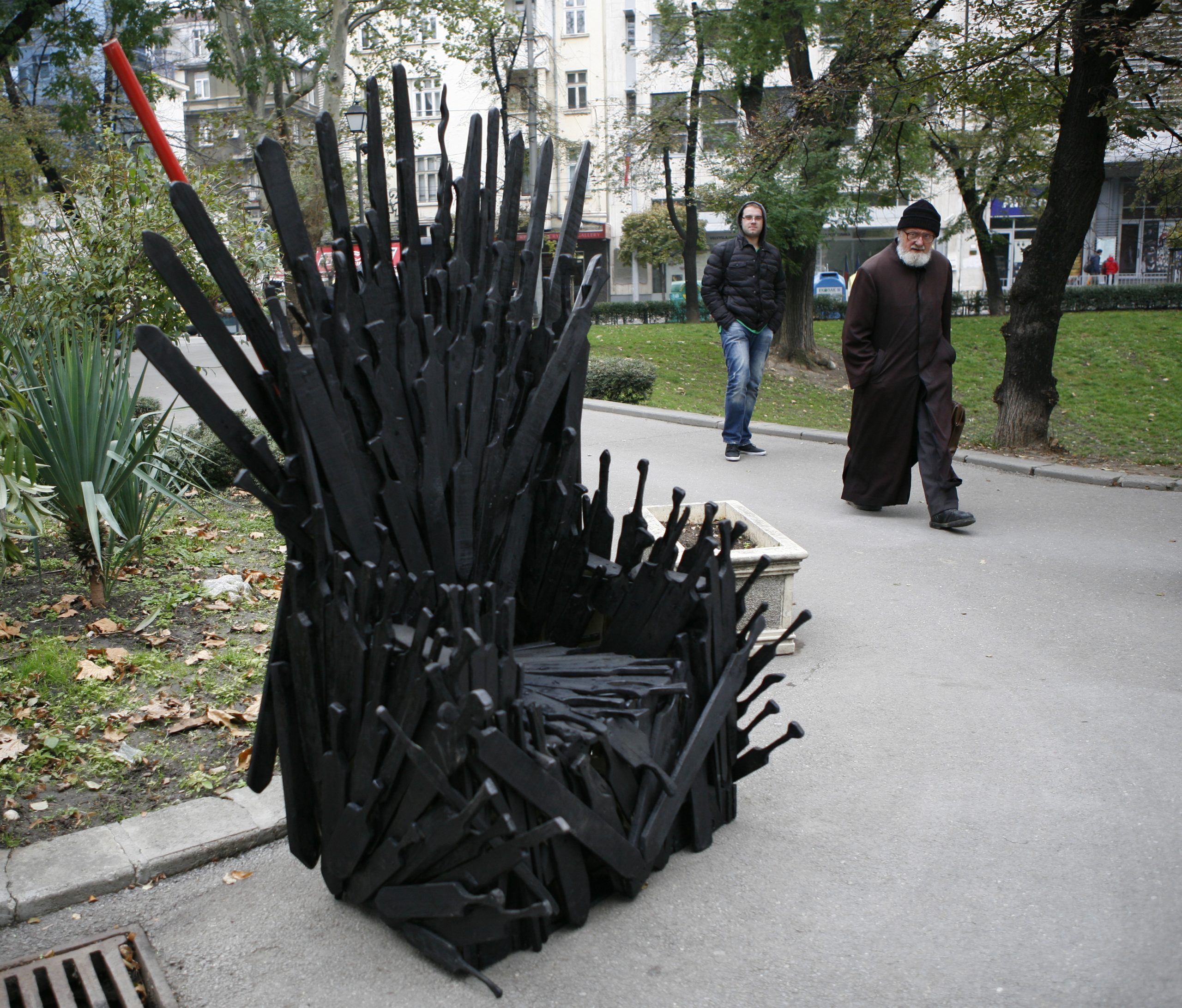 трон