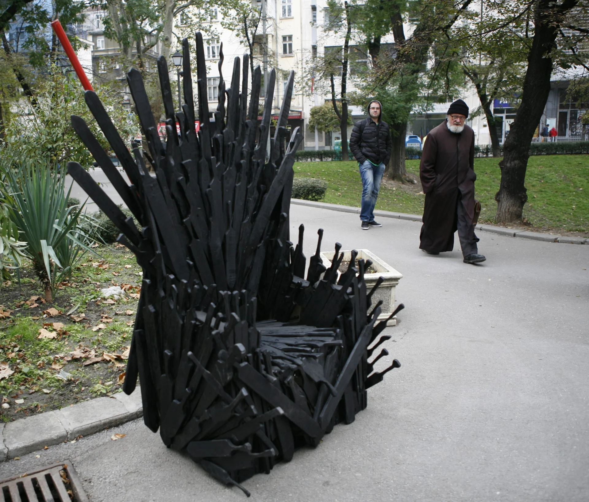 трон