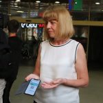 Йорданка Фандъкова  билет за градски транспорт с мобилен телефон