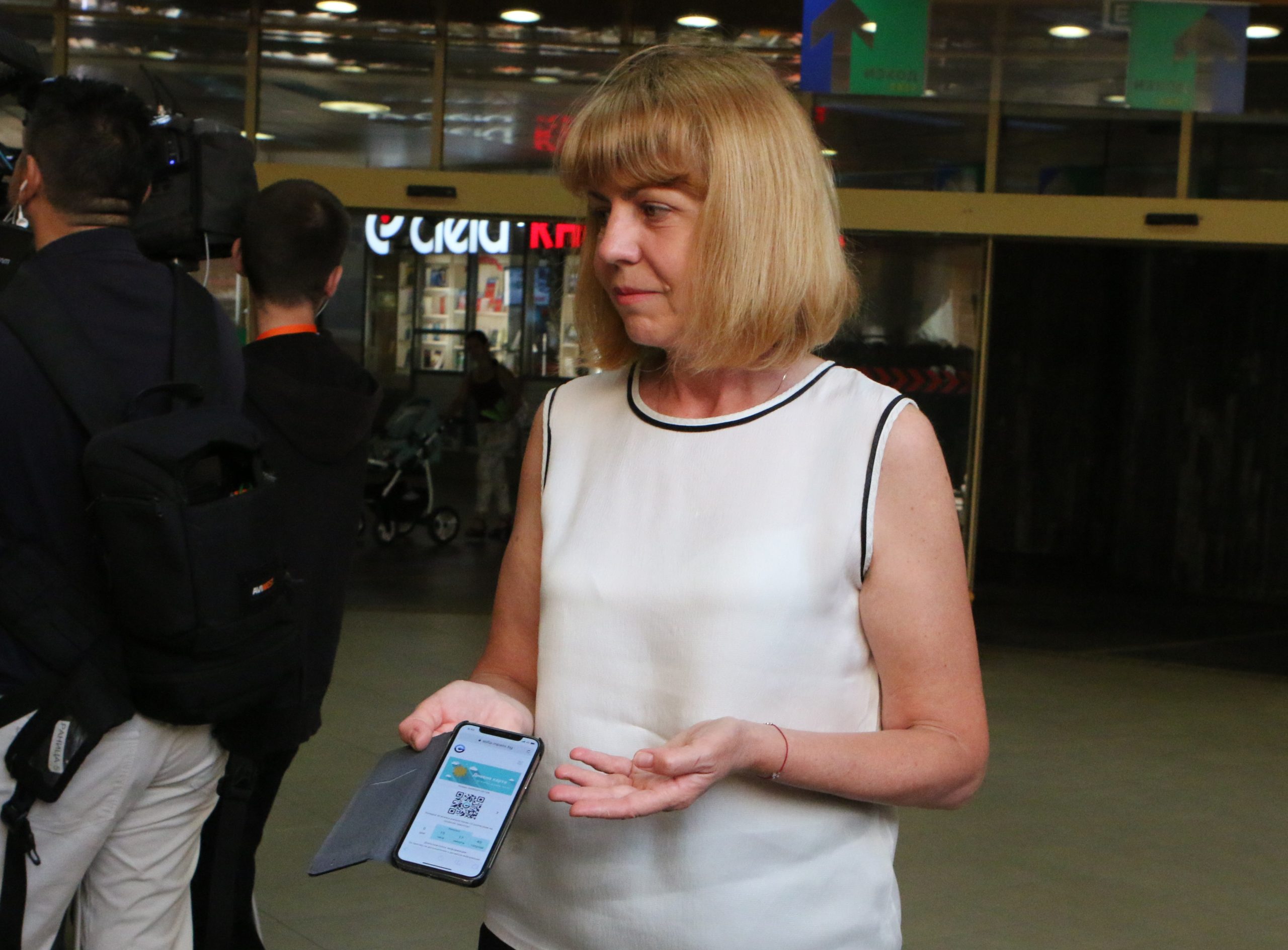 Йорданка Фандъкова  билет за градски транспорт с мобилен телефон