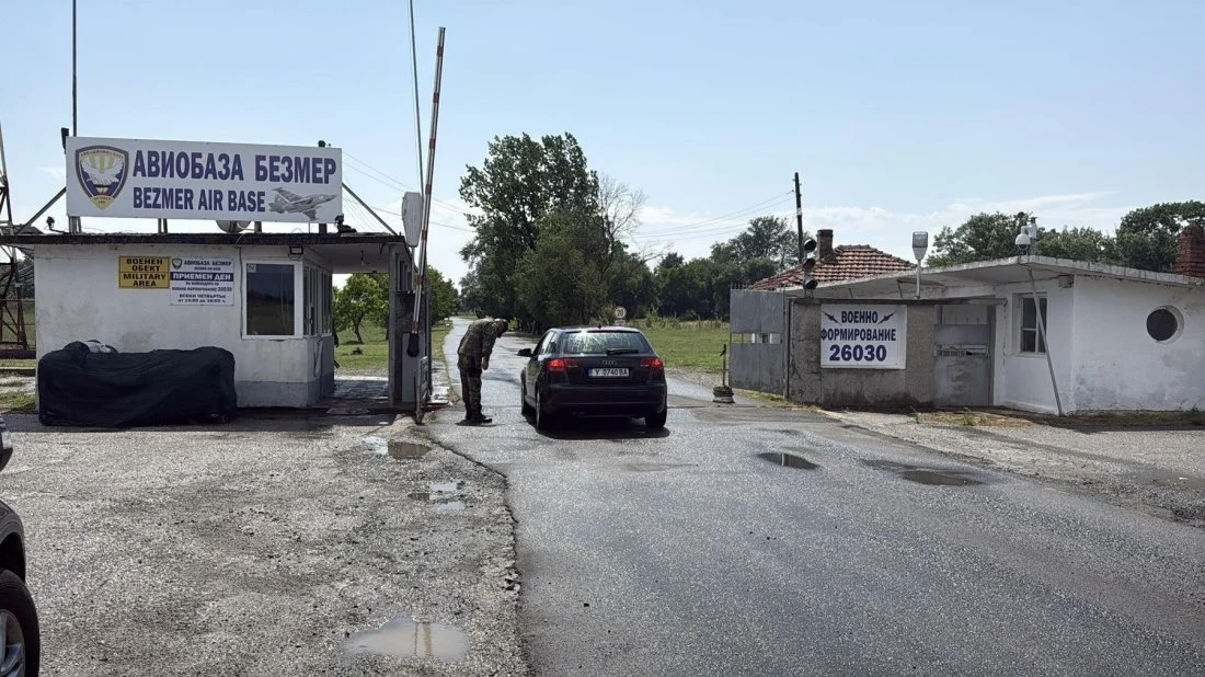 Първият от 8-те американски самолета цистерни вече е в авиобаза „Безмер“