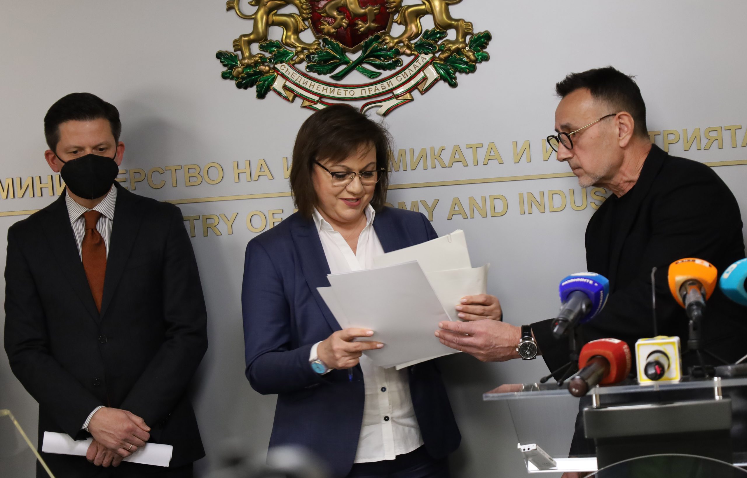 Министерство на икономиката Корнелия Нинова ще даде брифинг във връзка със Закон за колекторските фирми.