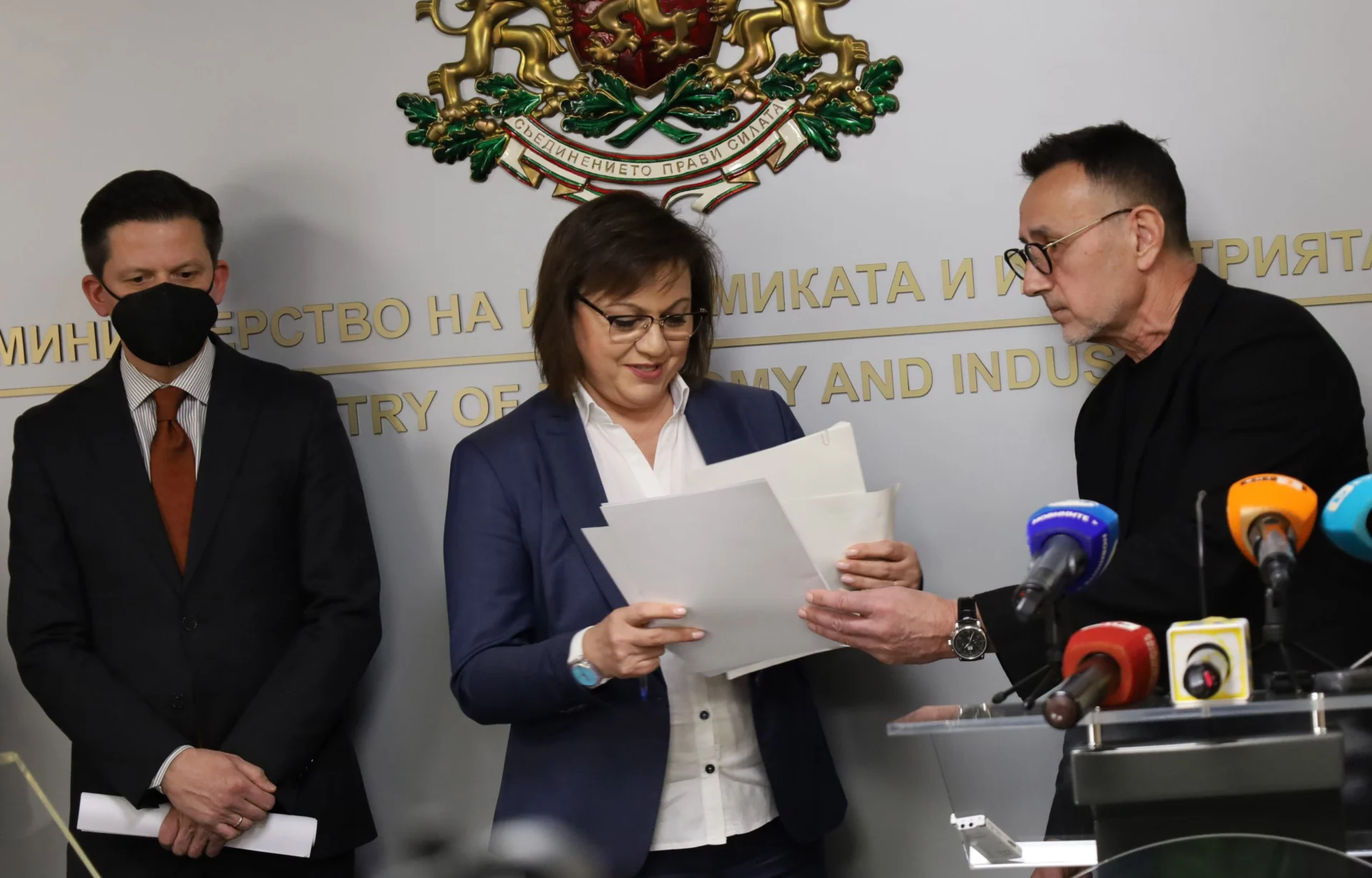 Министерство на икономиката Корнелия Нинова ще даде брифинг във връзка със Закон за колекторските фирми.