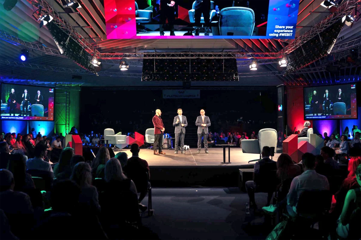 Webit 2026 откри деня с робот на сцената и разговор на живо с трима членове на правителството за бъдещето на България в ерата на изкуствения интелект