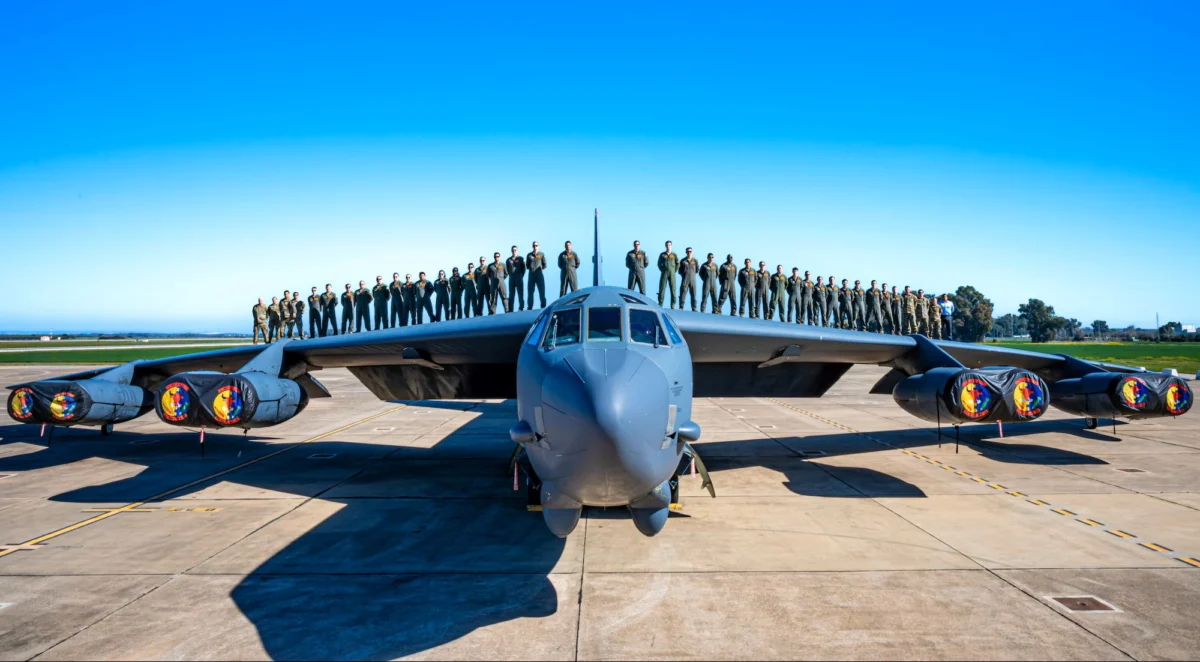 Целият екипаж на разбилия се бомбардировач B-52 на ВВС на САЩ е загинал