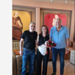 Председателят на Българската федерация по шах 2022 Васил Антонов (вдясно) с родителите на Нургюл Гюлзар и Илхан Салимови.