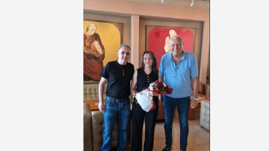 Председателят на Българската федерация по шах 2022 Васил Антонов (вдясно) с родителите на Нургюл Гюлзар и Илхан Салимови.