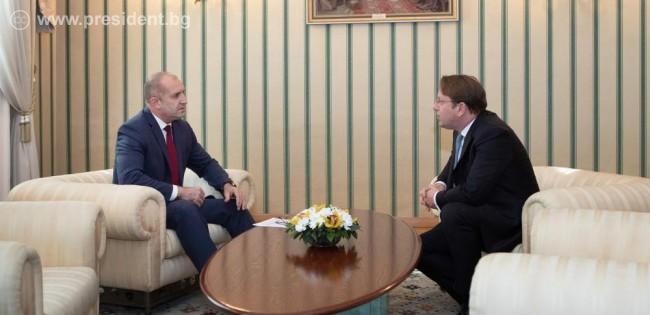Президентът Румен Радев проведе среща с европейския комисар по политиката на разширяване и съседство Оливер Вархеи