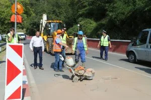 Оглед на асфалта на пътя край Своге мерене проби