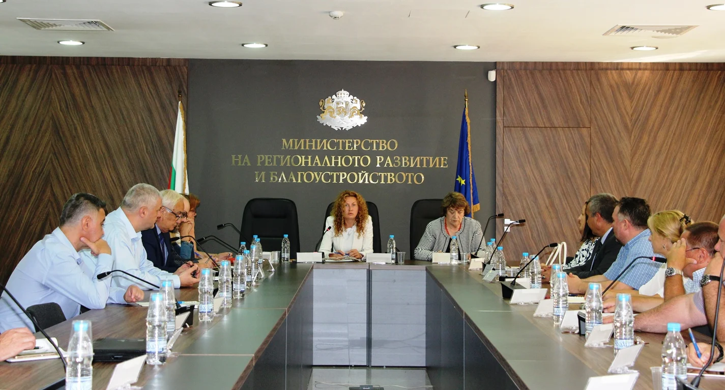 Деница Николова