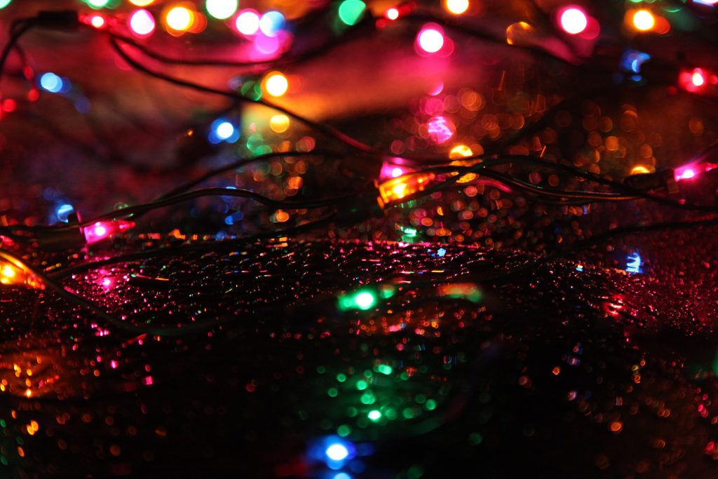 2560px Christmas lights rain