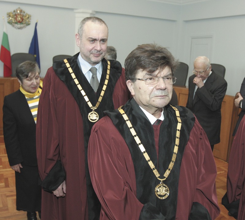 Кон­с­ти­ту­ци­он­ни­те съ­дии не ви­дя­ха ни­що не­ред­но в об­ла­га­не­то на аван­со­во пла­те­ни­те лих­ви по де­по­зи­ти­те на граж­да­ни.