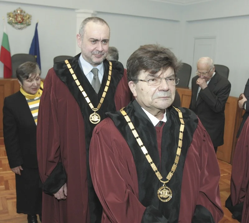 Кон­с­ти­ту­ци­он­ни­те съ­дии не ви­дя­ха ни­що не­ред­но в об­ла­га­не­то на аван­со­во пла­те­ни­те лих­ви по де­по­зи­ти­те на граж­да­ни.