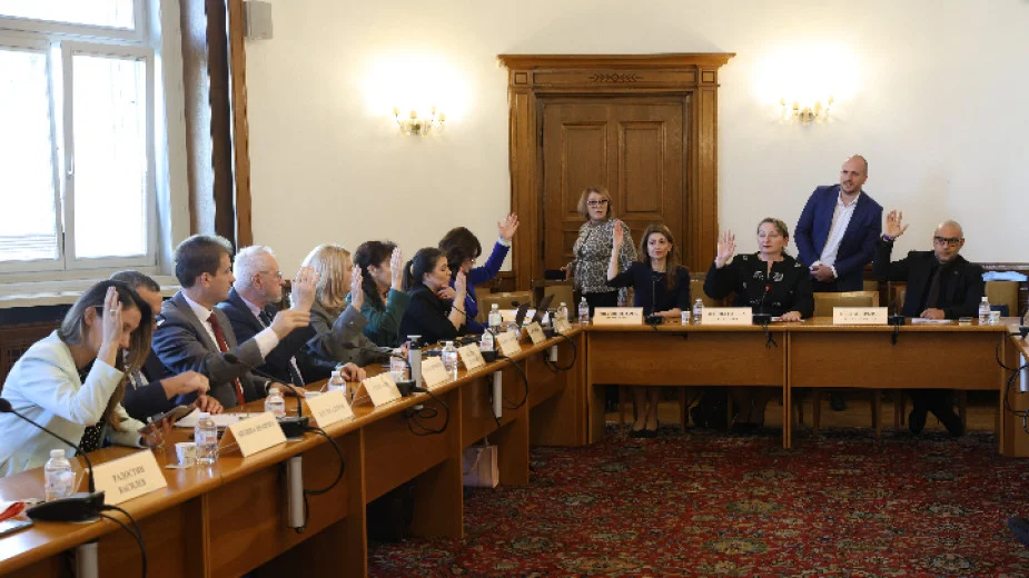 На първо четене в комисия: гъвкаво работно време за родителите на деца до 12 г. през лятото