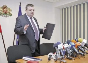 До седмица главният прокурор Сотир Цацаров ще трябва да задоволи обществения и медиен интерес към кражбите на енергийната мафия.