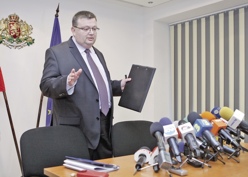 До седмица главният прокурор Сотир Цацаров ще трябва да задоволи обществения и медиен интерес към кражбите на енергийната мафия.