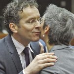 Председателят на Еврогрупата Йерун Дейселблум приветства датския министър на икономиката Маргрете Вестагер.