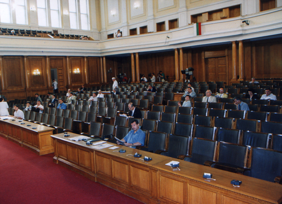 Народно събраниеПолупразна зала