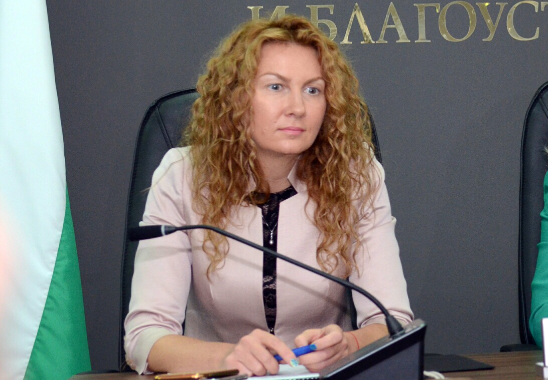 Деница Николова