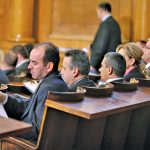 Управителят на БНБ Иван Искров препрочита писмото на консорциума