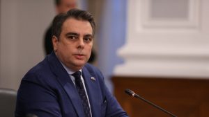 Валентин Златев ли ще е истинският особен управител на "Лукойл", пита Асен Василев