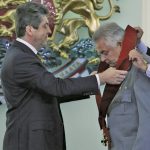 Президентът Георги Първанов награждава с най-високото държавно отличие ген. Кирчо Киров заради неговата себеотрицателна разузнаваческа работа и множество вербувани чужди граждани за агенти на НРС.