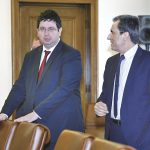 Премиерът Пламен Орешарски и финансовият министър Петър Чобанов обсъждат параметрите на новата облигационна емисия.