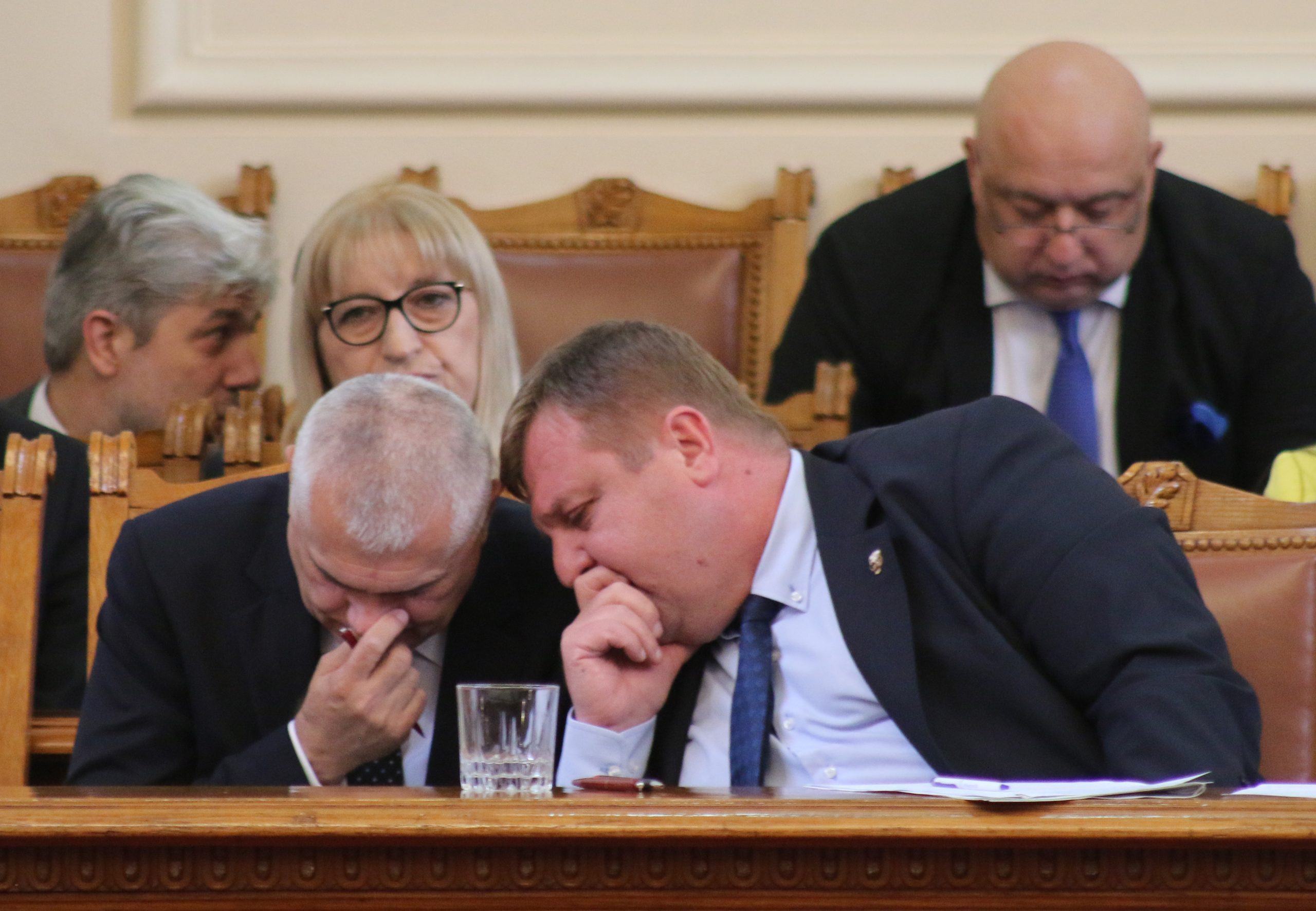 Парламент вот на ннедоверие