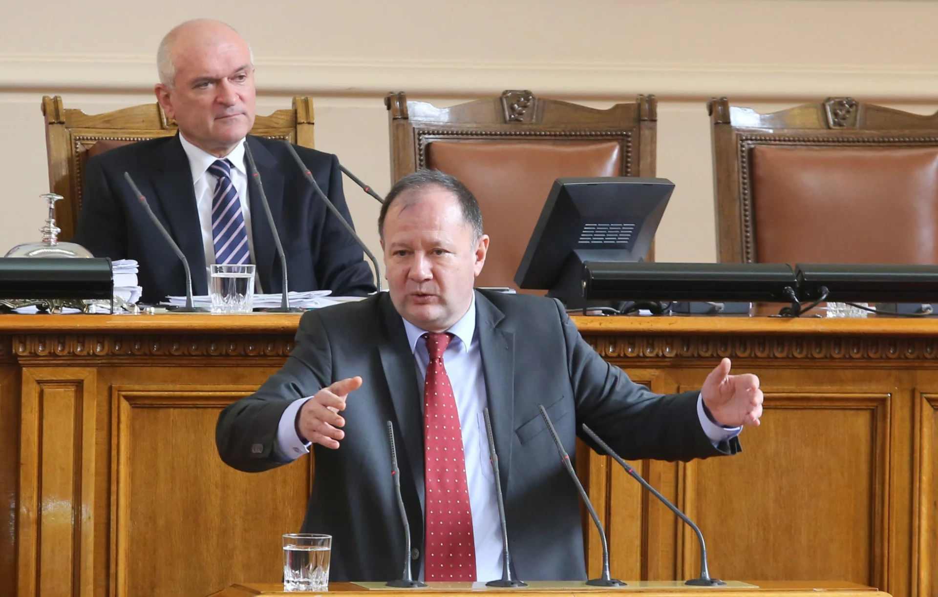 Парламент Михаил Миков