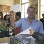 Кметът на Калофер Румен Стоянов размахва бюлетината на успеха.