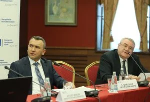 вицепрезидентът на ЕИБ Ласло Бараняй даде пресконференция относно дейността на ЕИБ през 2014 г. с фокус върху операциите в България и перспективите за бъдещо сътрудничество в страната. Фейзи Бекир зам.мин. на финансите