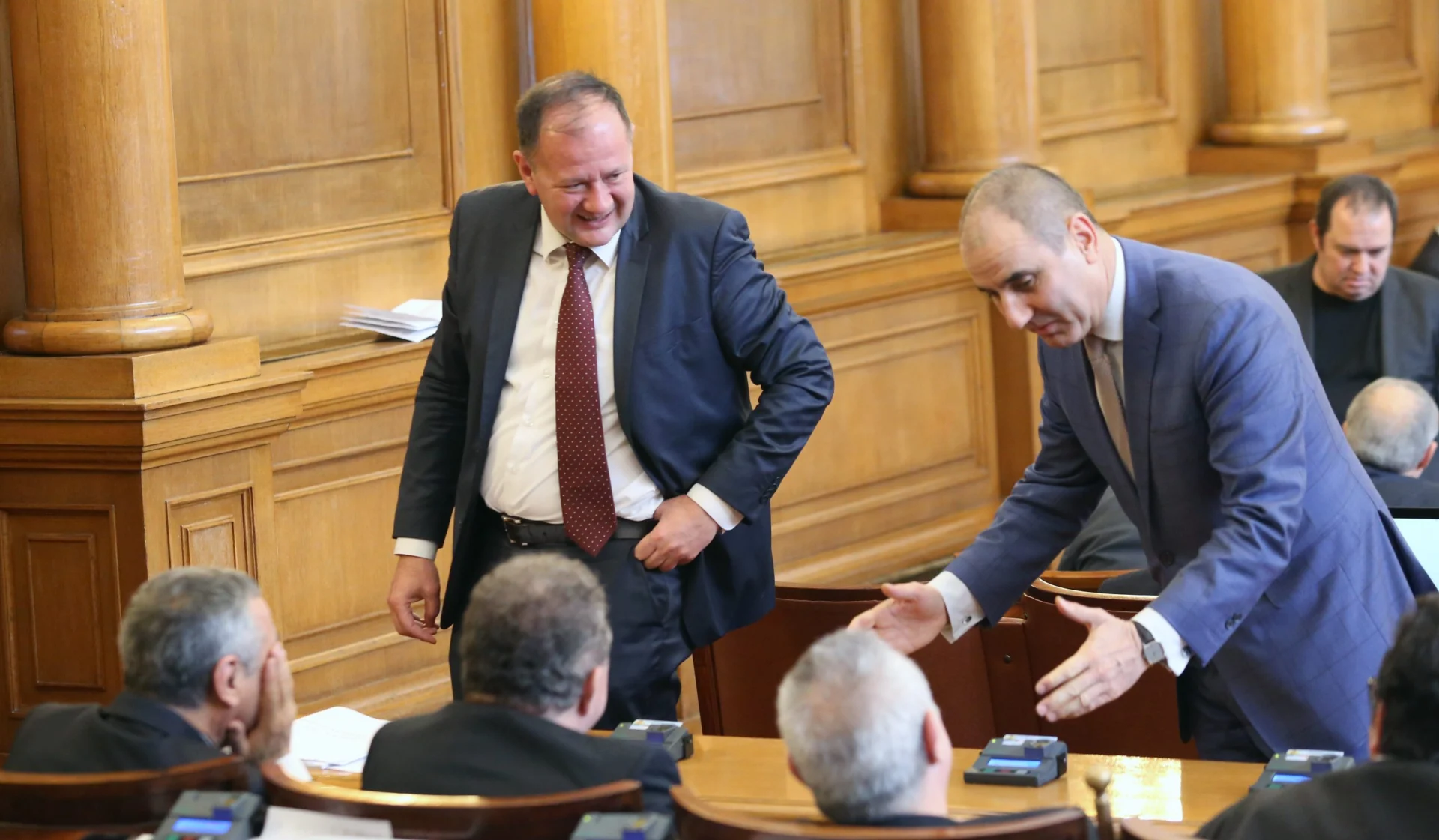 Парламент Михаил Миков