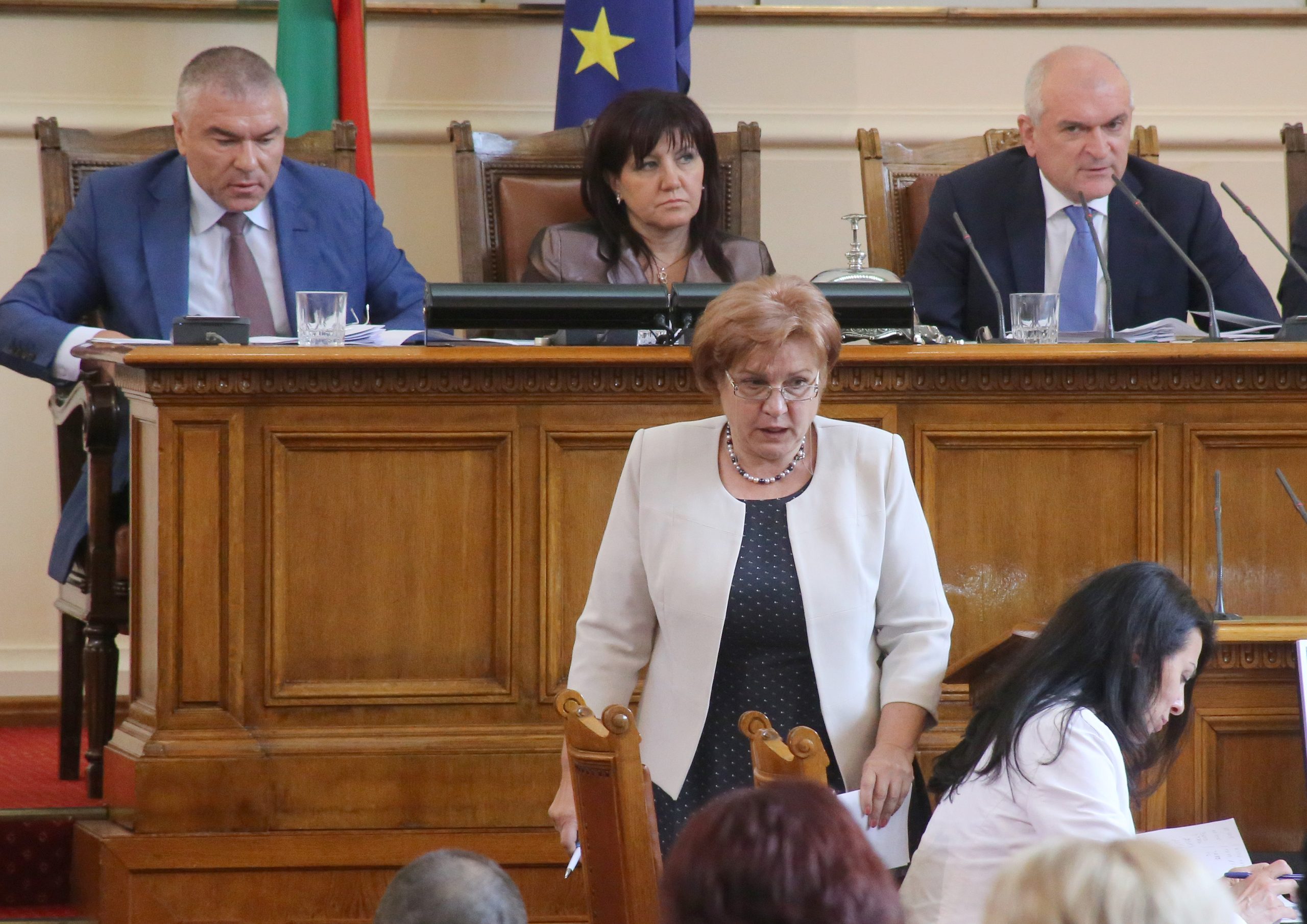 Парламент Менда Стоянова